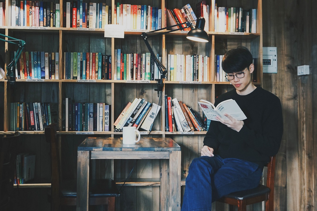 Văn hóa “đọc nhanh, hiểu nông” và sự xói mòn của tư duy phản biện